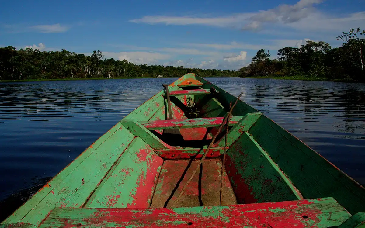 a imagem de um barco da comunidade riberinha na amazônia
